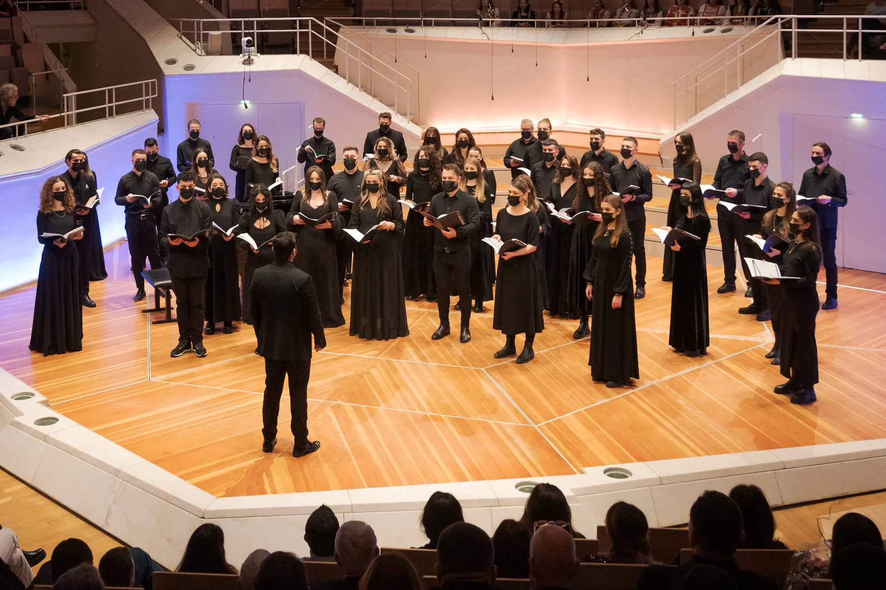 Siparantum Choir, Nga Bjeshkët – Music from Kosovo, Homelands, Berlin Philharmonie (2023) © Jakob Tillmann, Photography