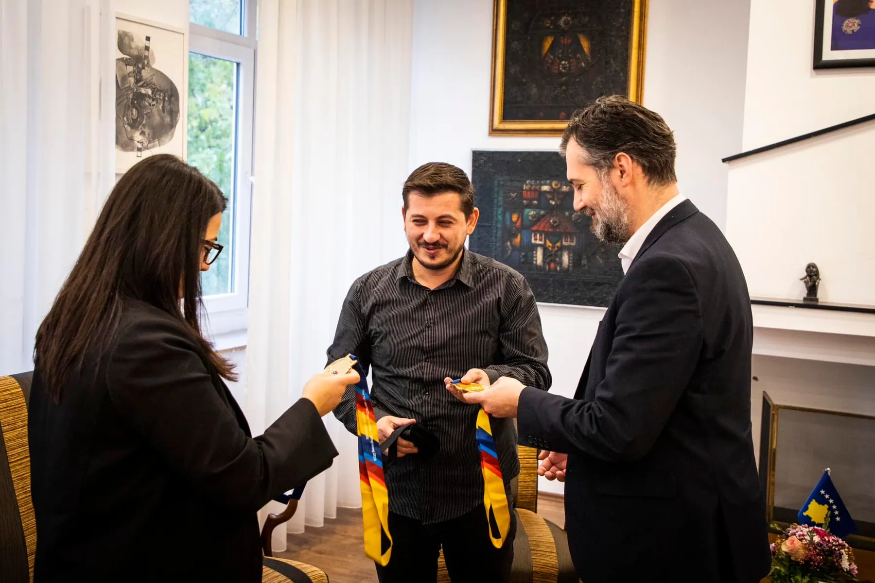 Minister Çeku met the conductor of the Siparantum Choir, Memli Kelmendi.