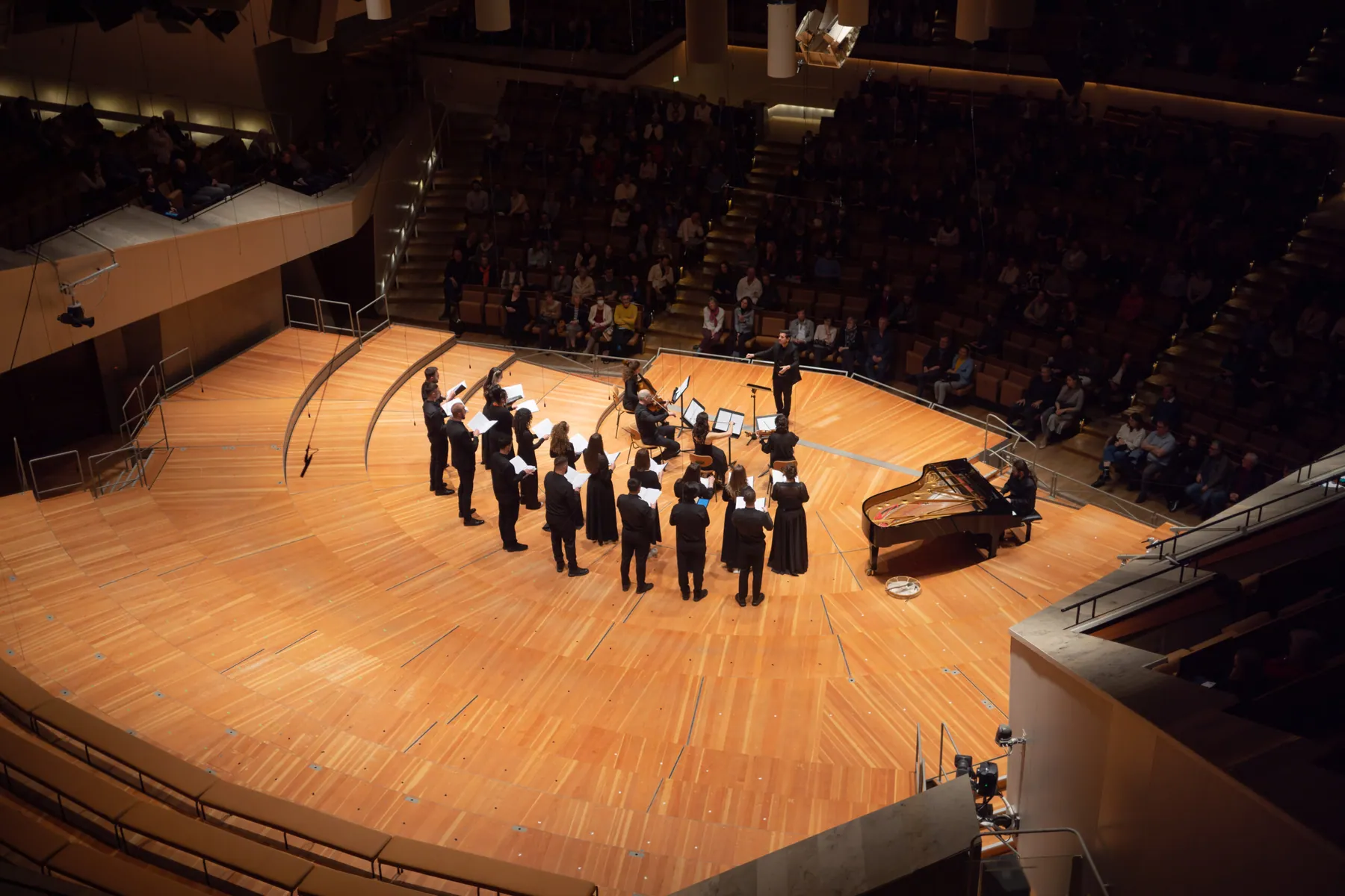 Siparantum Choir singers performing on stage during a concert (image 24 of 25)